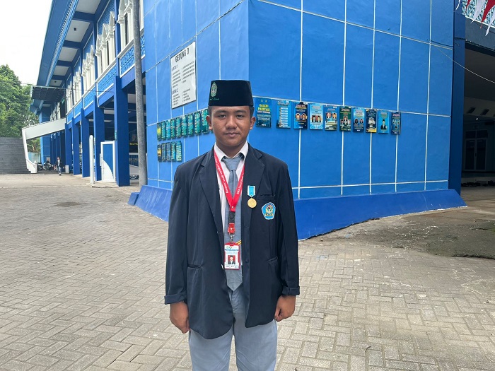 Muhammad Azham El Ghifari Kelas XI 03 SMA Darul Ulum 2 Unggulan BPPT di bawah naungan Yayasan Pesantren Darul Ulum Jombang.