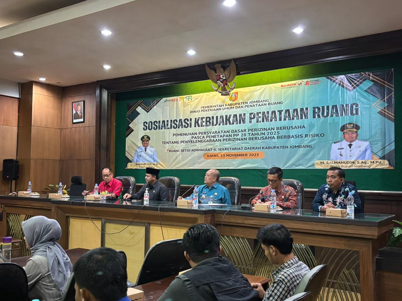 &nbsp;  FOKUS: Asisten Perekonomian dan Pembangunan Setdakab Jombang Bambang Suntowo (tengah) membuka sosialisasi, Kamis (13/11).