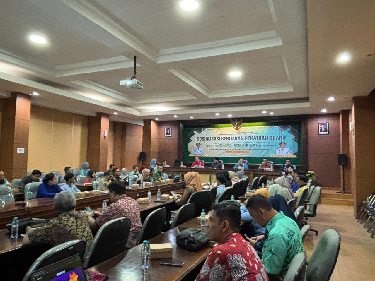 &nbsp;  SERIUS: Kepala Dinas PUPR Jombang Bayu Pancoroadi dalam sosialisasi PP 28/2025, Kamis (13/11).  &nbsp;