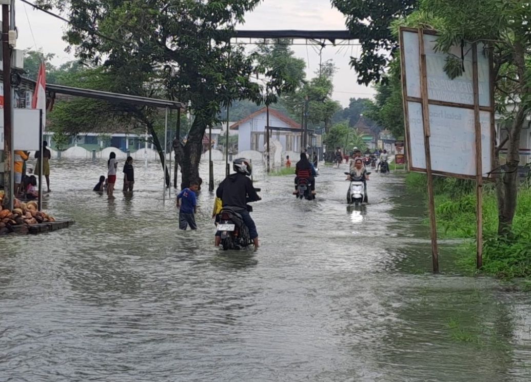 Banjir yang merendam jalanan di Desa Kudubanjar, Kecamatan Kudu, Jombang Sabtu (22/11) pagi.