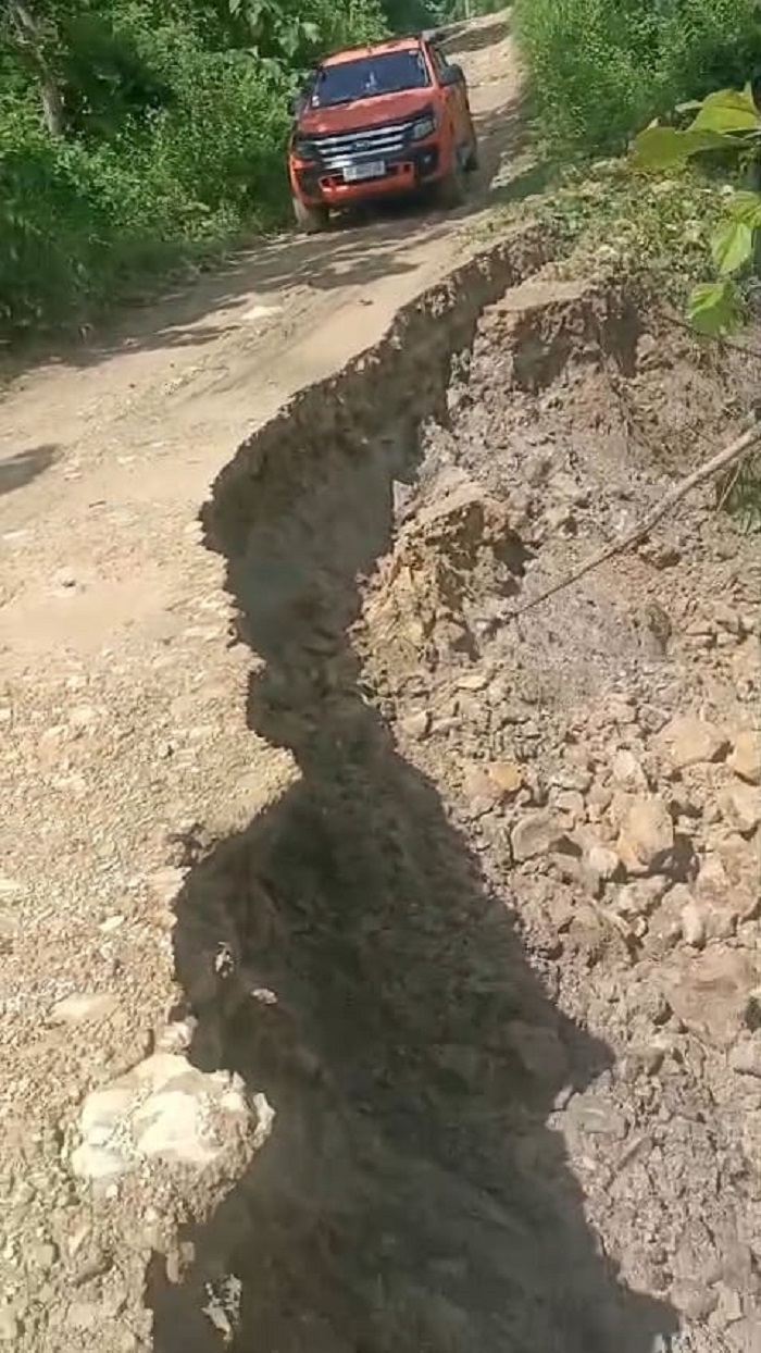 Kondisi jalan di kampung terpencil Jombang yang longsor
