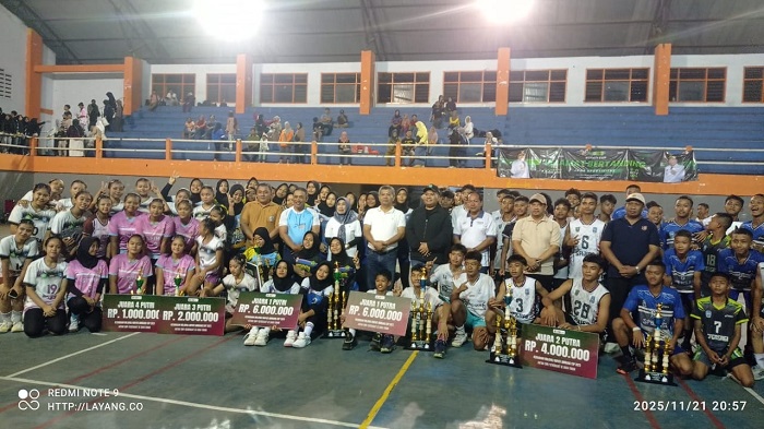 &nbsp;  FOTO: Bambang Nurwijanto, Kepala Dinas Kepemudaan Olahraga dan Pariwisata Kabupaten Jombang bersama seluruh juara Kejuaraan Bola Voli Piala Bupati Jombang 2025 Tingkat Jawa Timur di GOR Merdeka