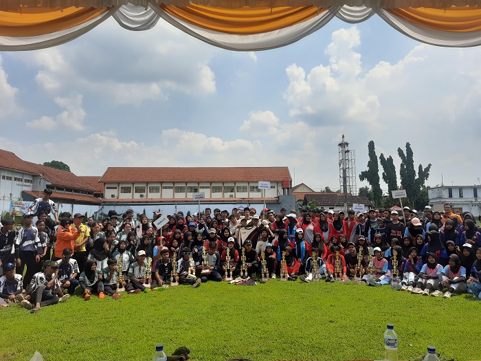 SUKSES: Sunarsih (jilbab hitam) bersama seluruh juara Kejurkab Softball Piala KONI Kabupaten Jombang 2025, Minggu (23/11).  &nbsp;  &nbsp;