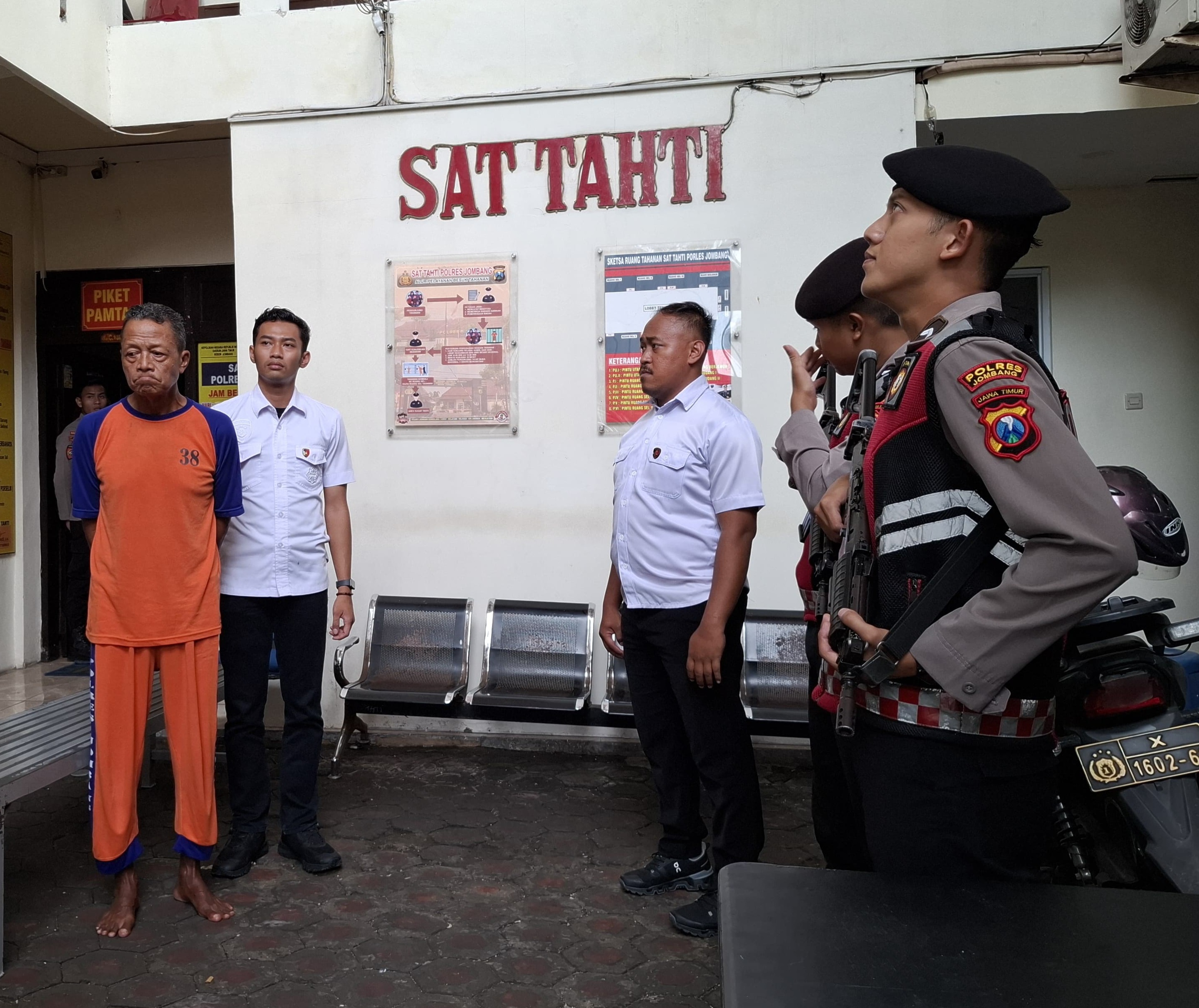 Purnomo (pakai baju tahanan) saat ditahan di Mapolres Jombang
