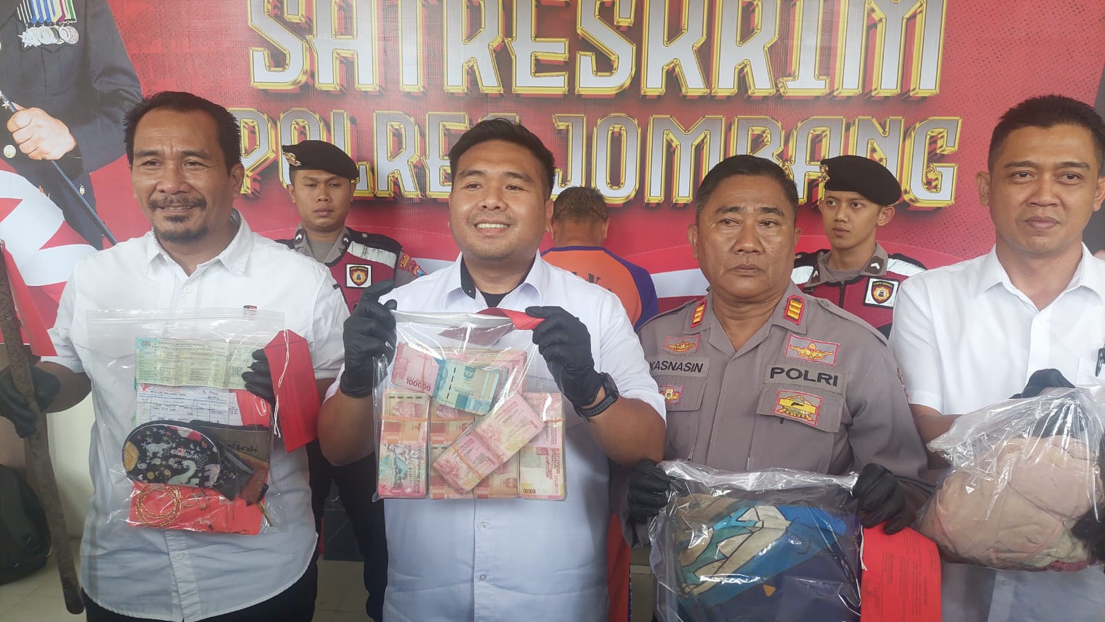 Polisi menunjukkan uang dan perhiasan milik korban yang dibawa lari pelaku