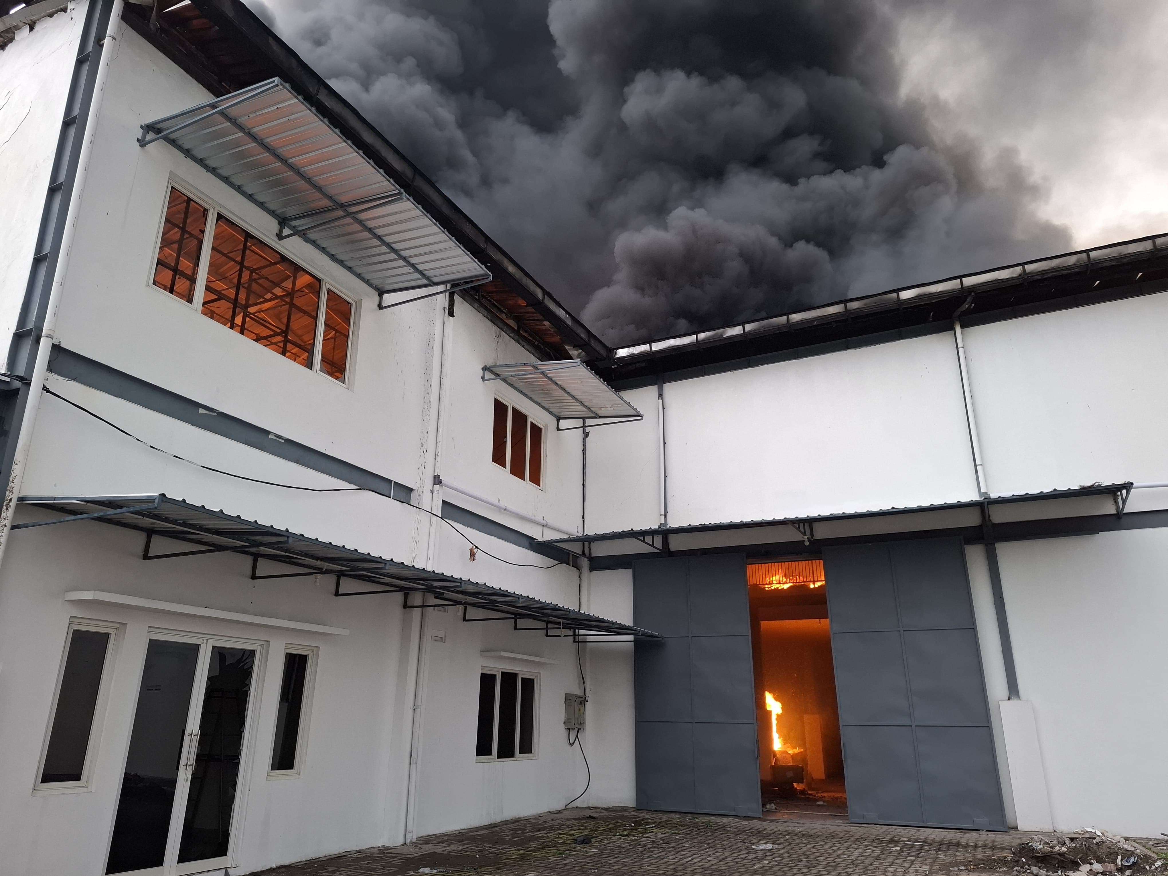 Kebakaran hebat yang melanda sebuah gudang plastik di Jombang
