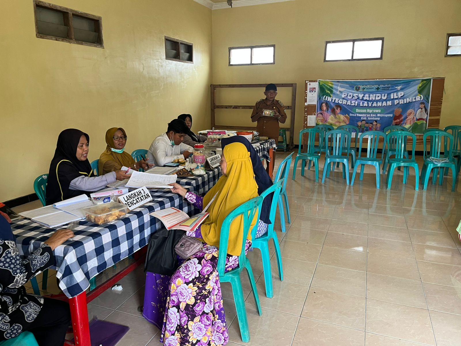 FOTO: ANGGI FRIDIANTO/JAWA POS RADAR JOMBANG  &nbsp;  KOMPAK: Kepala Desa Gambiran, Jupri saat menghadiri Posyandu ILP beberapa waktu lalu.  &nbsp;