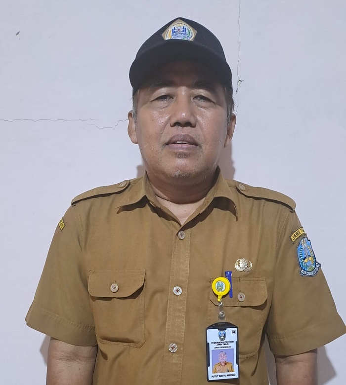 Guru senior di SMAN Mojoagung Putut Wahyu Widodo MPd