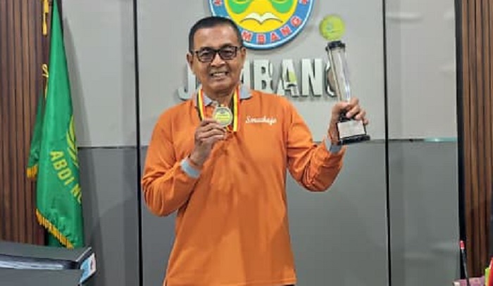 Guru senior SMAN 2 Jombang, Drs Bangun Edy Ichtijar