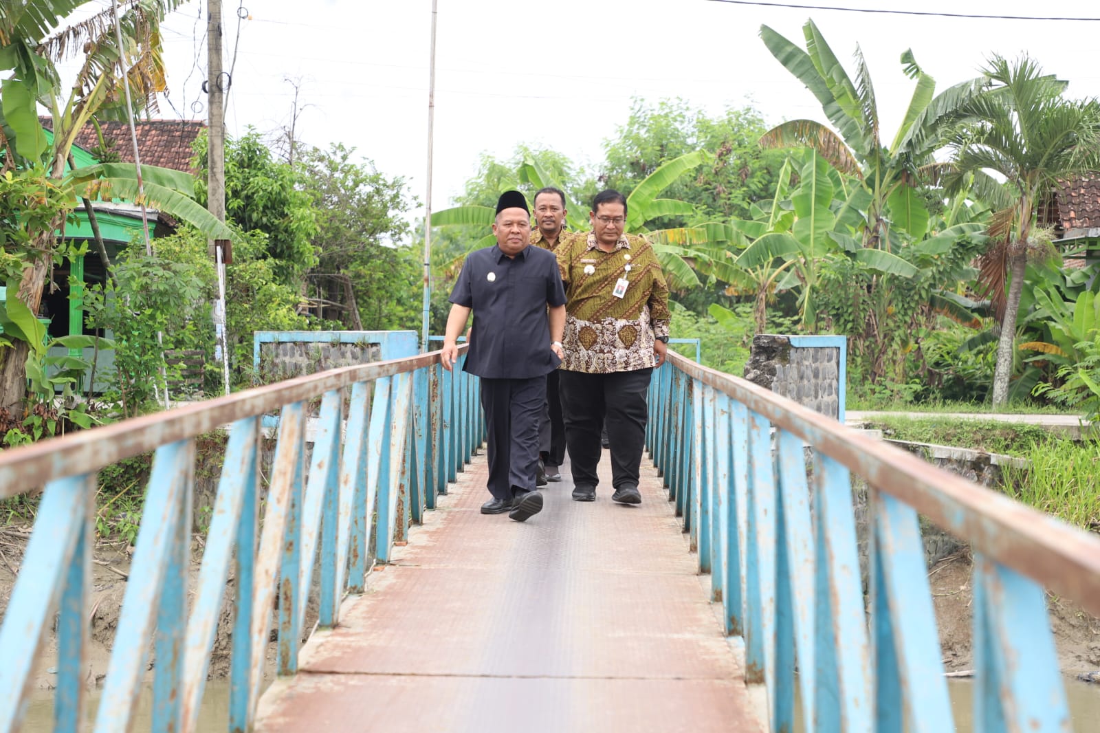 Wakil Bupati Jombang Salmanudin Yazid saat sidak jembatan swadaya masyarakat di Desa Kudubanjar (23/11)