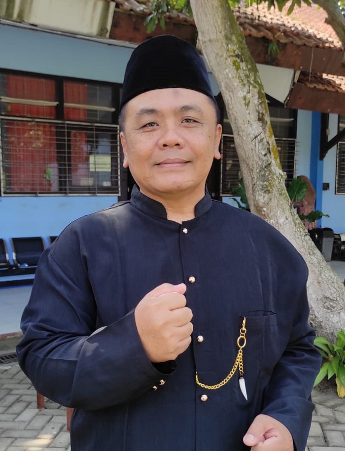 Guru Bahasa Inggris SMAN Bandarkedungmulyo yang sudah mengajar sejak 2006 Didik Agus Pramono SPd MM