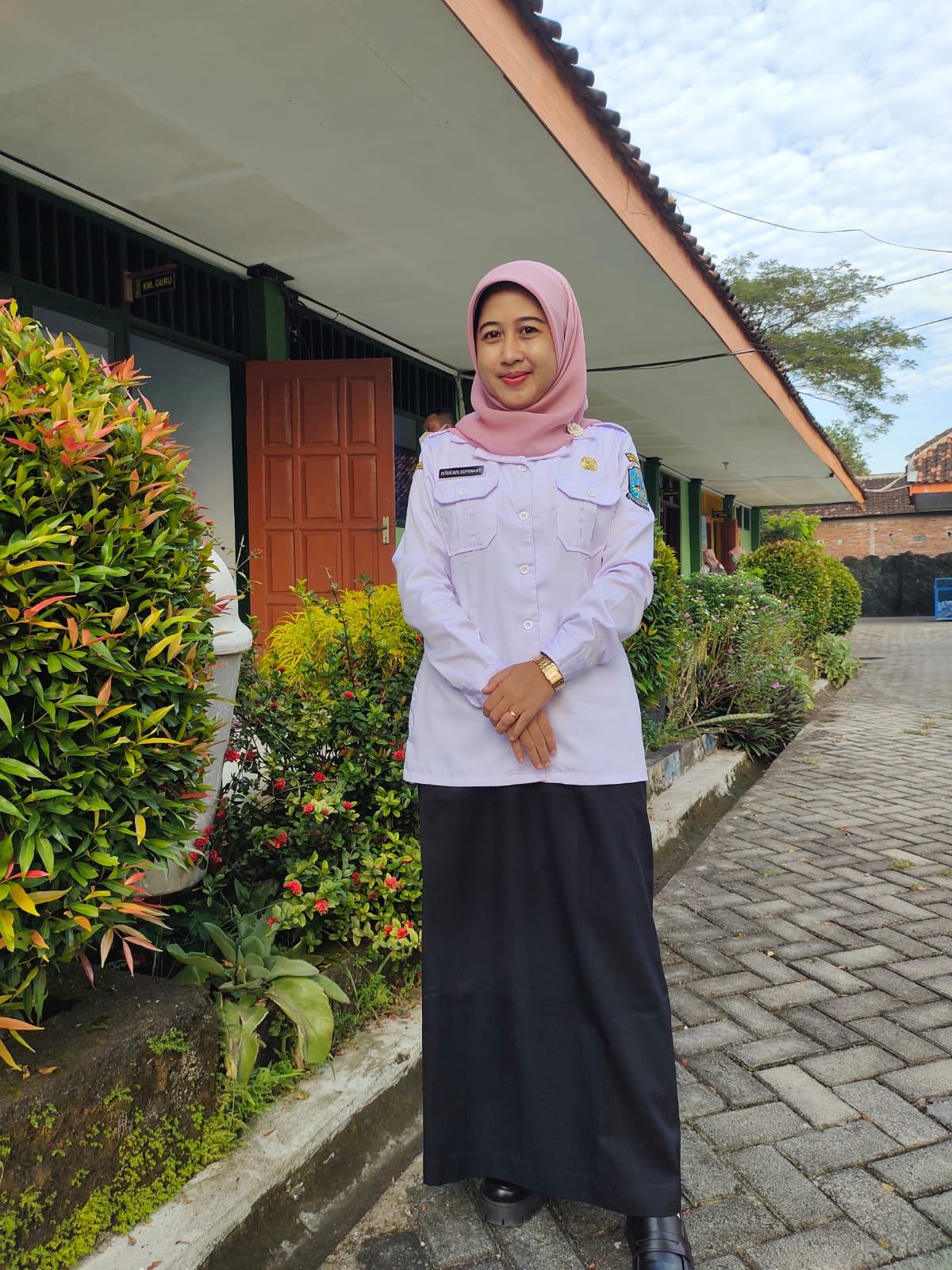 INTAN Ayu Rupawanti, S.Pd., guru di SMA Negeri Ploso