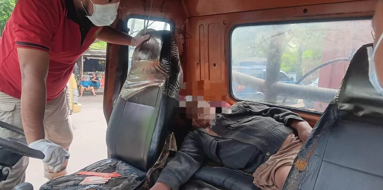 Seorang sopir truk kontainer ditemukan meninggal di dalam kabin kendaraannya yang terparkir di Jalan Raya Lingkar Timur, Desa Bluru Kidul, Sidoarjo, Minggu (23/11).