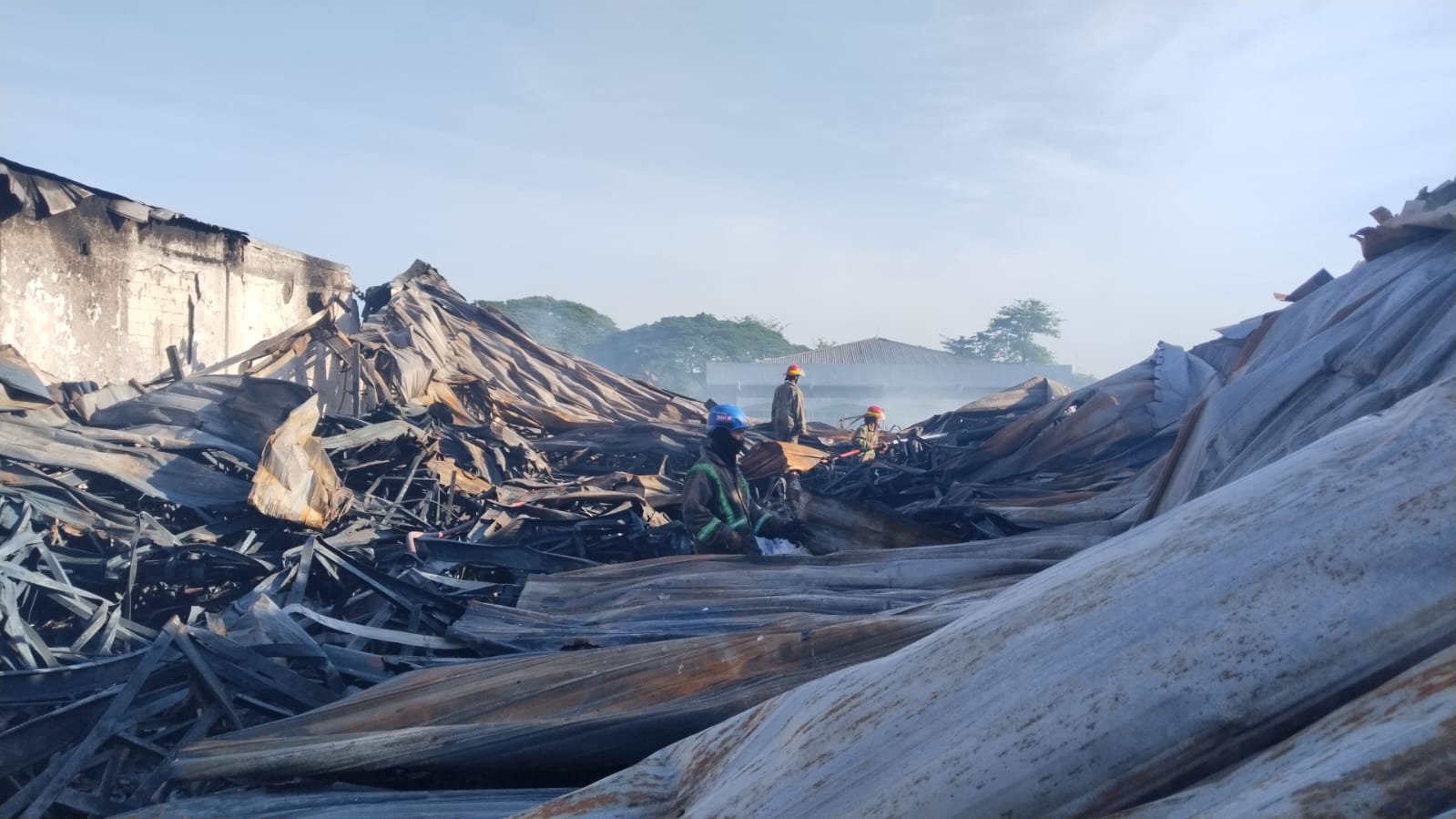 Kondisi bangunan gudang plastik di Jombang yang terbakar hebat sejak Senin (24/11) sore hingga Selasa (25/11) pagi.