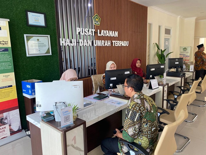   &nbsp;  VERIFIKASI BERKAS: Para calon jemaah haji asal Jombang melakukan verifikasi berkas di kantor Kemenag Jombang, Jumat (21/11).  &nbsp;  &nbsp;