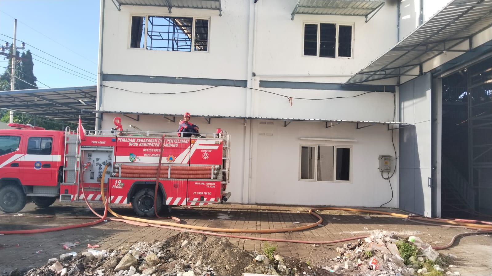 LUDES: Kondisi bagian dalam Gudang plastic di Jl Gatot Subroto Jombang yang ludes terbakar usai api berhasil dipadamkan Selasa (25/11) pagi.