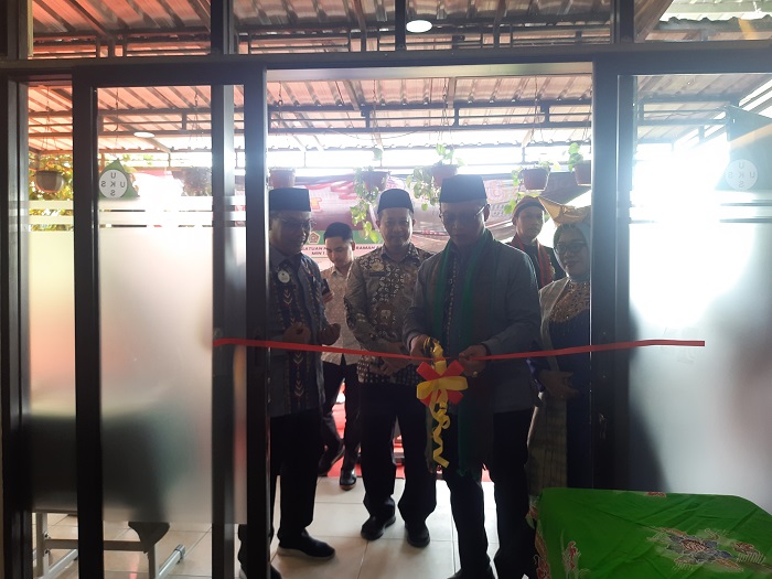 INOVASI: Kepala Kantor Kemenag Jombang, Dr Muhajir, dan Ketua Komite,  Syaiful Bahri, mengikuti peresmian ruang UKS dan ruang komite MIN 1 Jombang, kemarin.