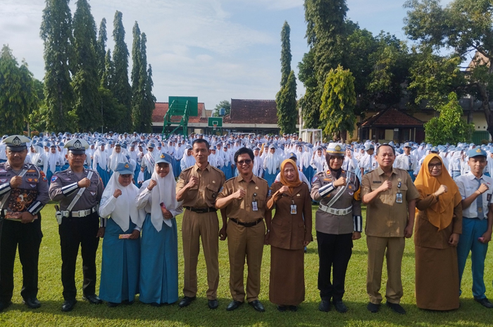 APRESIASI: Kepala SMKN 1 Jombang, Muntolib, memberikan apresiasi kepada siswa berprestasi setelah upacara bendera, Senin (24/11).