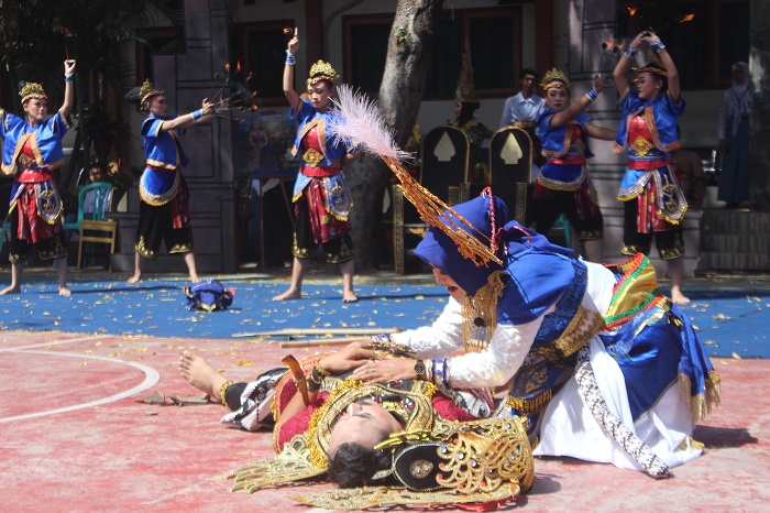 Penampilan drama kolosal yang dipersembahkan guru SMKN Mojoagung