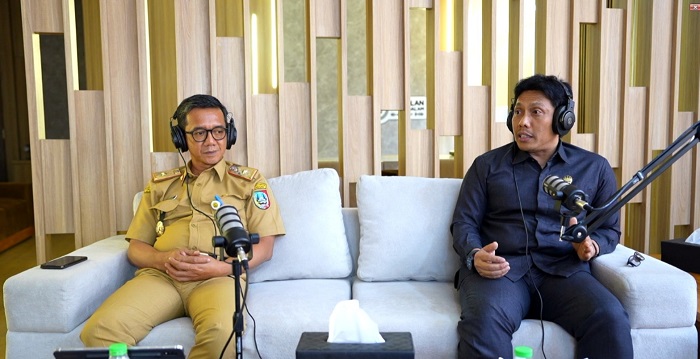 SERIUS: Anggota Komisi C DPRD Jombang, Syaifullah, bersama Kepala Dinas PUPR, Bayu Pancoradi, membahas infrastruktur, Senin (24/11).  &nbsp;