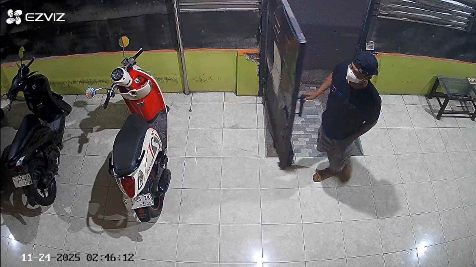Aksi pencurian motor di rumah kos Jl Kusuma Bangsa, Jombang yang terekam kamera CCTV