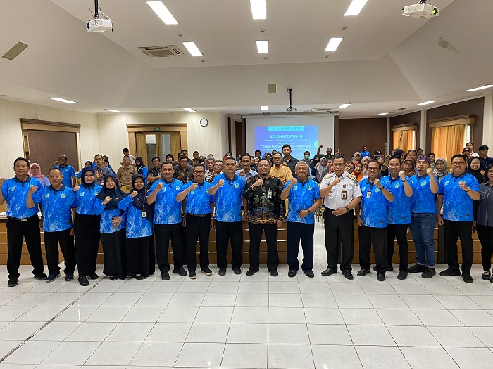 FOTO: ANGGI FRIDIANTO/JAWA POS RADAR JOMBANG  &nbsp;  SINERGI: Direktur RSUD Jombang dr Pudji Umbaran saat foto bersama dengan seluruh peserta, kemarin (26/11).  &nbsp;