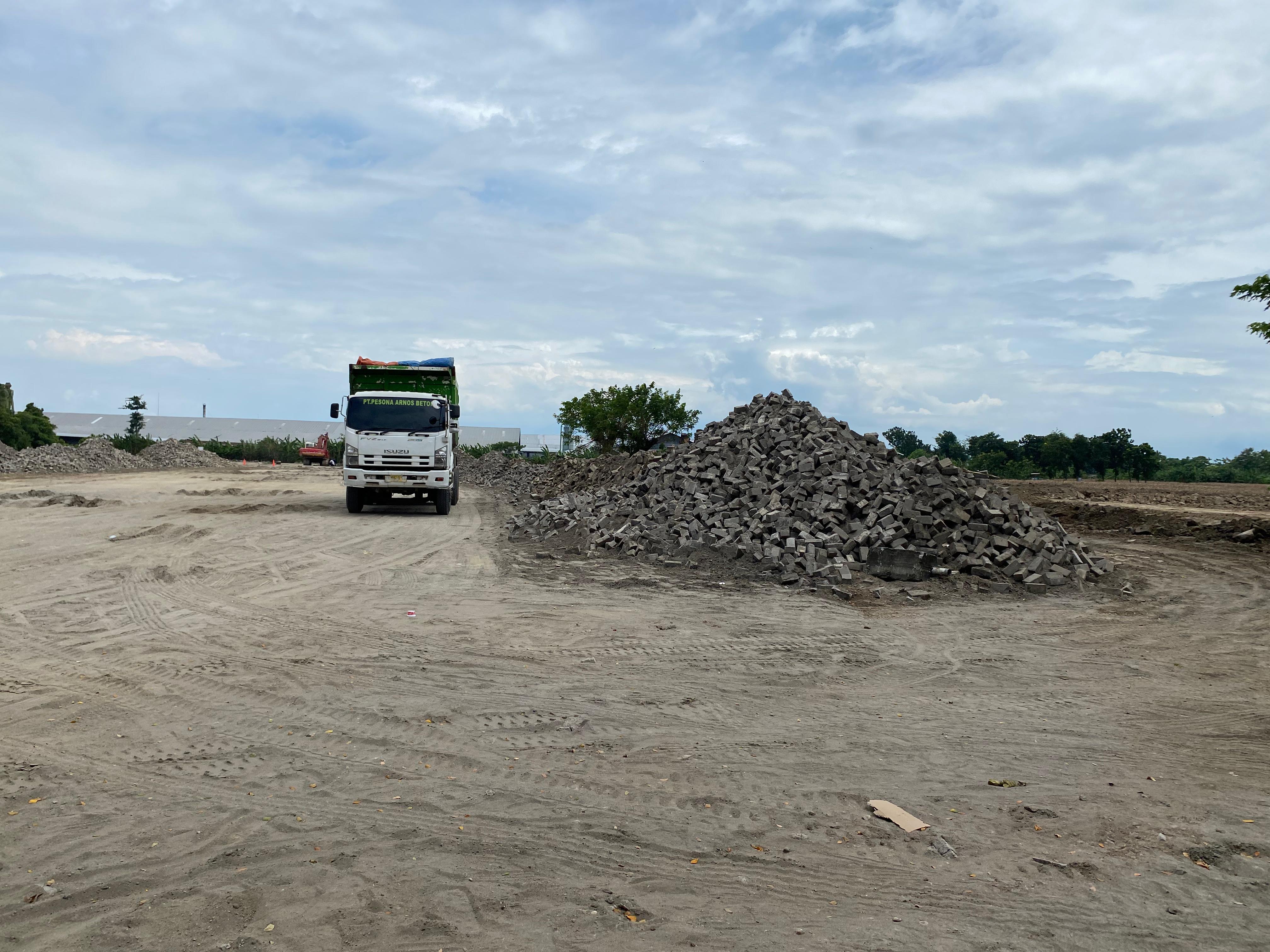 DIKEBUT: Proses pengurukan lahan di Terminal Tunggorono Jombang terus dikebut kemarin (26/10).