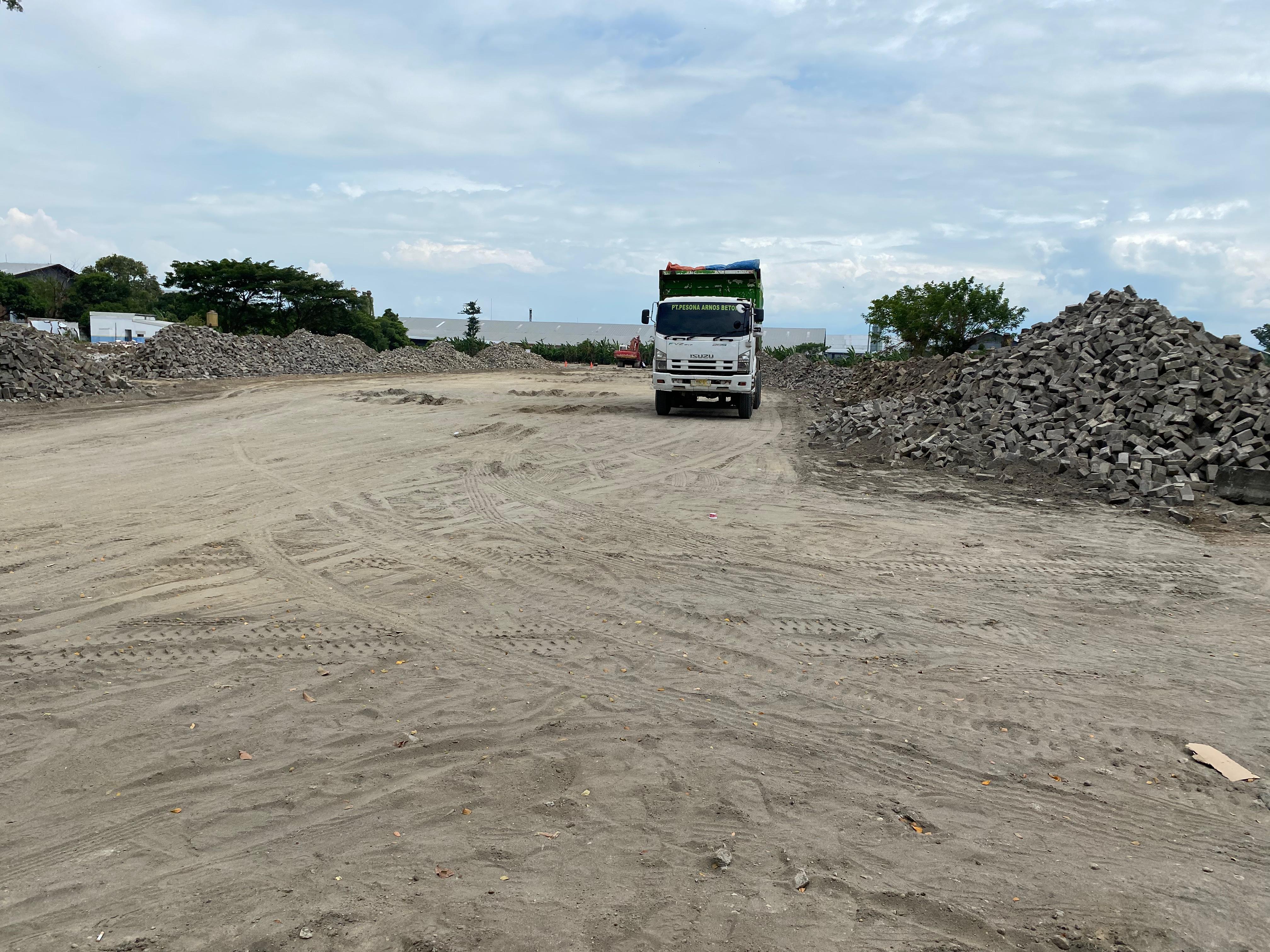 DIKEBUT: Proses pengurukan lahan di Terminal Tunggorono Jombang terus dikebut kemarin (26/10).