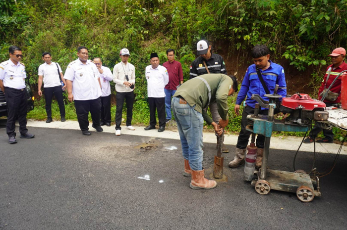 SIDAK: Wabup Jombang Salmanudin Yazid didampingi sejumlah kepala OPD memantau sejumlah program PSD, di beberapa titik kemarin (26/11).  &nbsp;