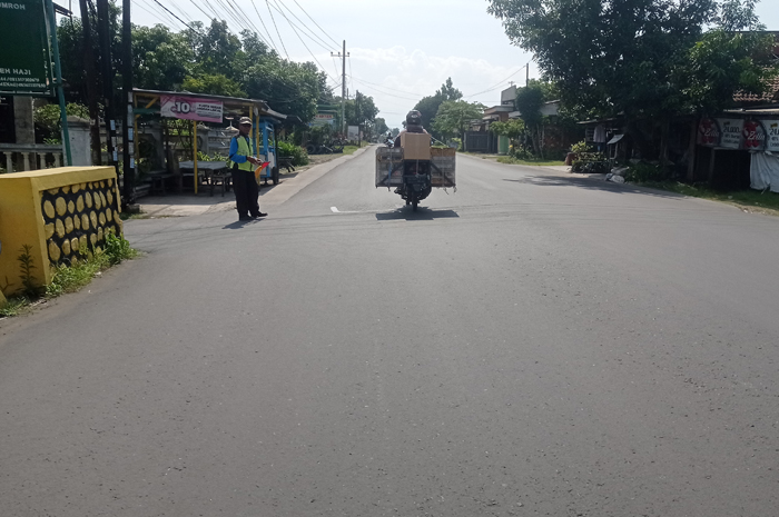 BELUM PUNYA MARKA: Jalan kabupaten ruas Cukir-Mojowarno jadi salah satu yang bakal disemprot marka jalan.