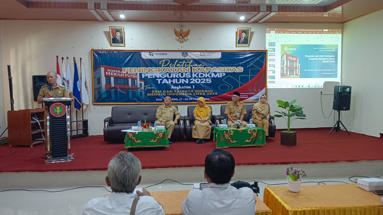 INOVASI: Kepala Dinas Koperasi dan Usaha Mikro Kabupaten Jombang, Hari Purnomo, memberi arahan kepada peserta pelatihan di Gedung Pertemuan PGRI Jombang, (27/10).  &nbsp;