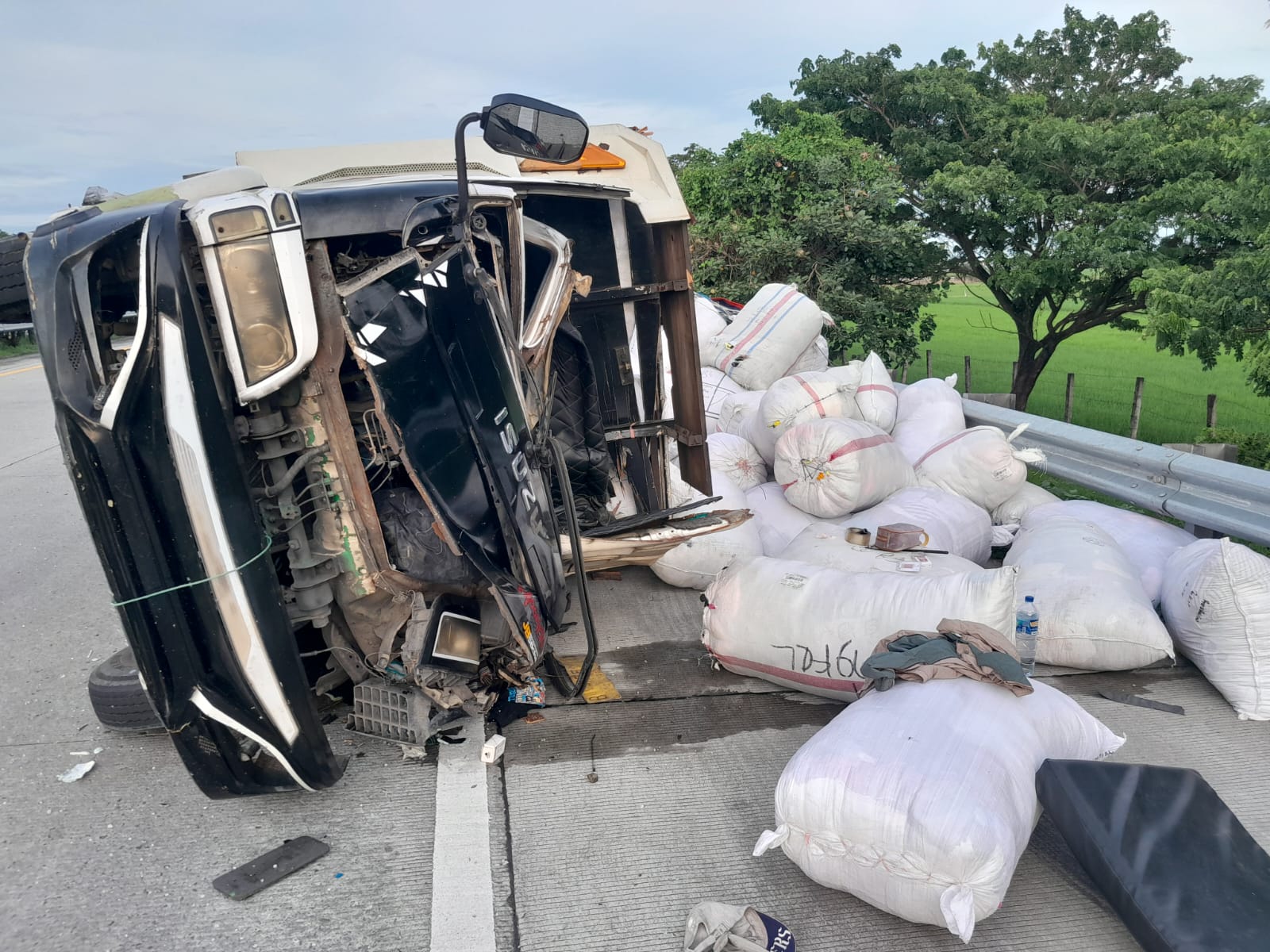 Dua truk terlibat kecelakaan di ruas Tol Jombang&ndash;Mojokerto (Jomo) KM 696+100 A arah Surabaya, Kamis (27/11) pagi.