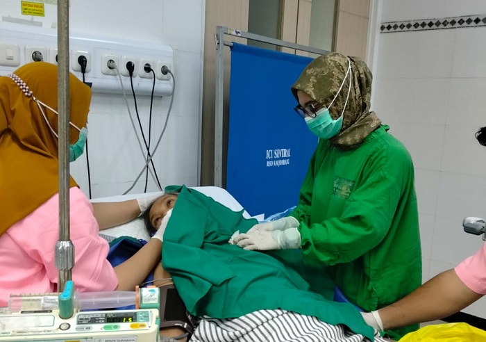 RAMAH: Dokter Spesialis Anestesi RSUD Jombang, dr Putri Rizkiya MKedKlin SpAn-TI Subsp TI (K), saat melayanani pasien, kemarin.  &nbsp;  &nbsp;