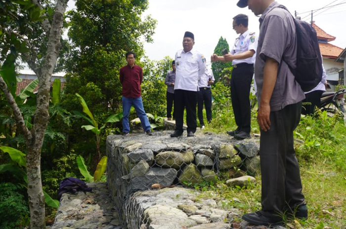 FOTO: ANGGI FRIDIANTO/JAWA POS RADAR JOMBANG  &nbsp;  TINJAU: Wakil Bupati Jombang Salmanudin Yazid meninjau bronjong darurat di Desa Pulosari, Kecamatan Bareng, usai longsornya TPT sepanjang 20 meter