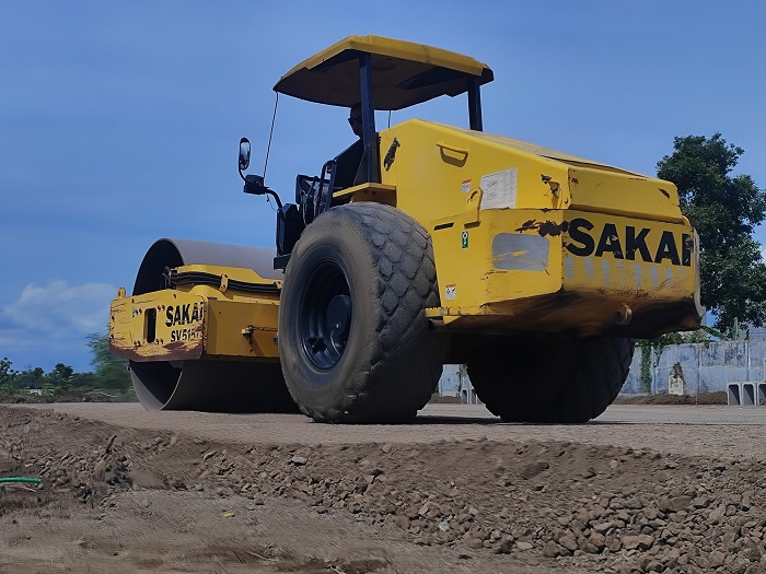 SERIUS: Dishub bersama kontraktor dan pengawas proyek di lokasi pembangunan Terminal Barang, Kamis (27/11).