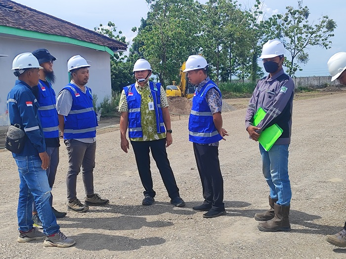 CEK LOKASI: Kepala Dishub Jombang, Sugianto (tengah) bersama PPK proyek meninjau lokasi, Kamis (27/11).