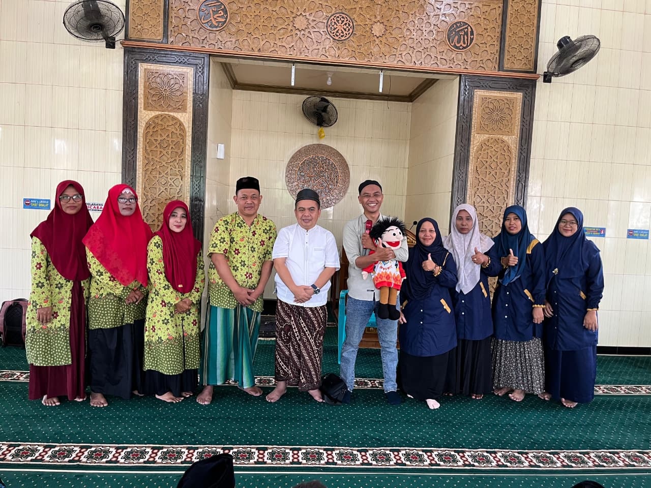 TELADAN: Wakil Ketua DPRD Jombang, HM Syarif Hidayatullah ST MMT (Gus Sentot), bersama guru TPQ Al Amin dan Al Faizin Jogoroto serta pendongeng Kak Zaki, Rabu (26/11).  &nbsp;