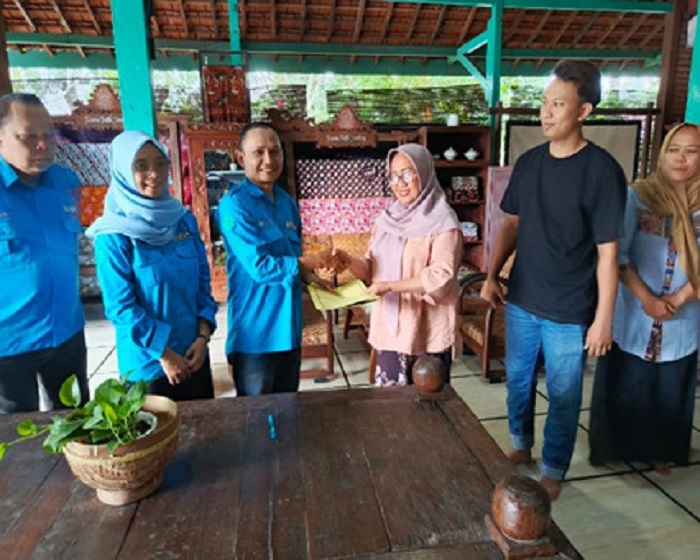 Universitas Hasyim Asyari Tebuireng Jombang melaksanakan program Pengabdian kepada Masyarakat melalui skema Program Inovasi Seni Nusantara