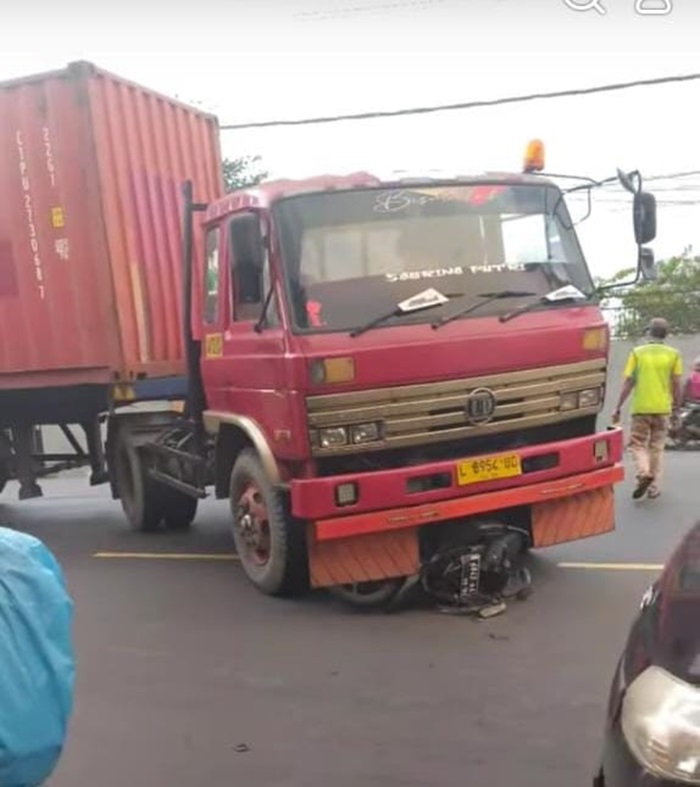 Kecelakaan antara sepeda motor dan truk trailer terjadi di Jalan Raya Desa Denanyar, Kecamatan Jombang, Kamis (27/11) petang.