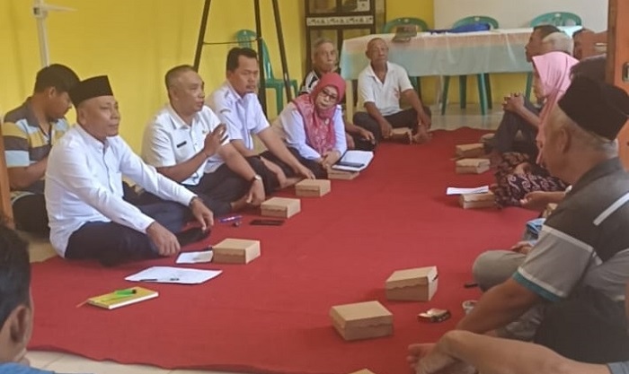 SINERGI: Kepala Desa Kedungturi Sugito saat memimpin musyawarah bersama Disperta Jombang di kantor Desa Kedungturi.