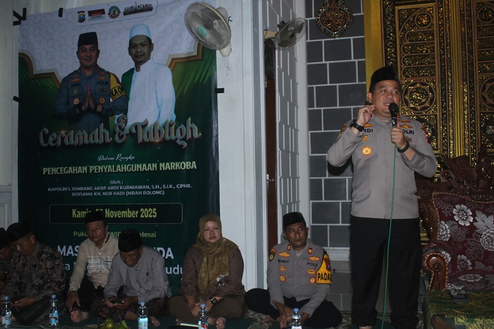 TEGAS: Kapolres Jombang, AKBP Ardi Kurniawan, saat menyampaikan bahaya narkoba di Masjid Nurul Huda Desa Kudubanjar Kecamatan Kudu, Kamis (27/11) malam.