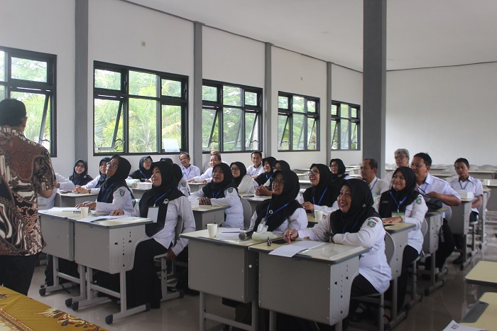SEMANGAT: Bakal calon kepala sekolah mengikuti pelatihan di SMPN 1 Jombang, (21/11).  &nbsp;