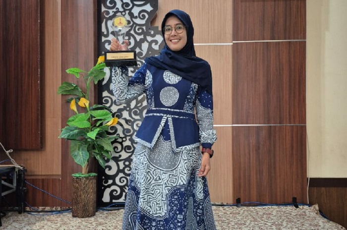 FOTO: ANGGI FRIDIANTO/JAWA POS RADAR JOMBANG  &nbsp;  KREATIF: Guru Bahasa Inggris MTsN 15 Jombang, Ni&rsquo;matuz Zahroh, berhasil meraih prestasi