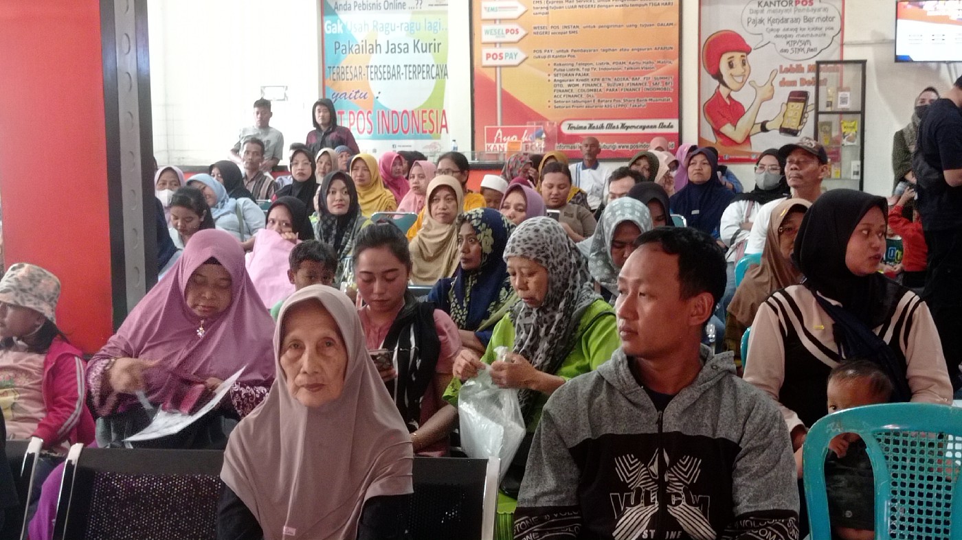 &nbsp;  ANTRE: Warga mengantre untuk menerima BLTS Kesra di Kantor Pos Jombang Jl KH Wahid Hasyim, kemarin.  &nbsp;