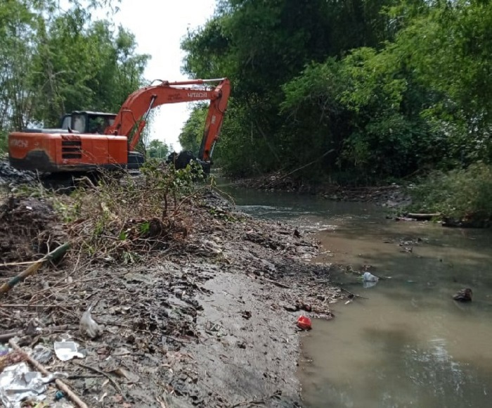&nbsp;  CEGAH BANJIR: Alat berat menormalisasi saluran buang di Desa Pojokkulon, Kecamatan Kesamben, kemarin.  &nbsp;