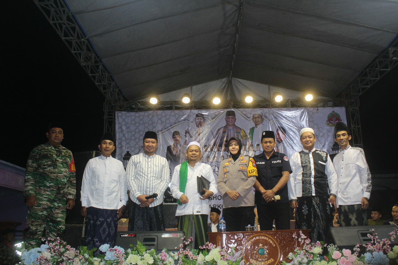 KOMPAK: Kapolsek Tembelang, AKP Fadilah, KBO Satreskoba Polres, Ipda Abdul Nasir, Mbah Bolong, Ustad Zaki, Kades Gabusbanaran, Supardi, serta pengurus Serban Muria, Ustad Syamsul, di&nbsp;Tembelang