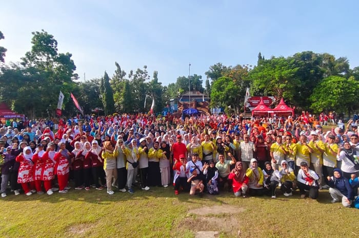 SUKSES: Head Operation Bank Jatim Cabang Jombang Mas Jaya (rompi putih) bersama Plt Kepala Cabang Dinas Pendidikan Jombang Pinky Hidayati mengikuti Jalan Sehat