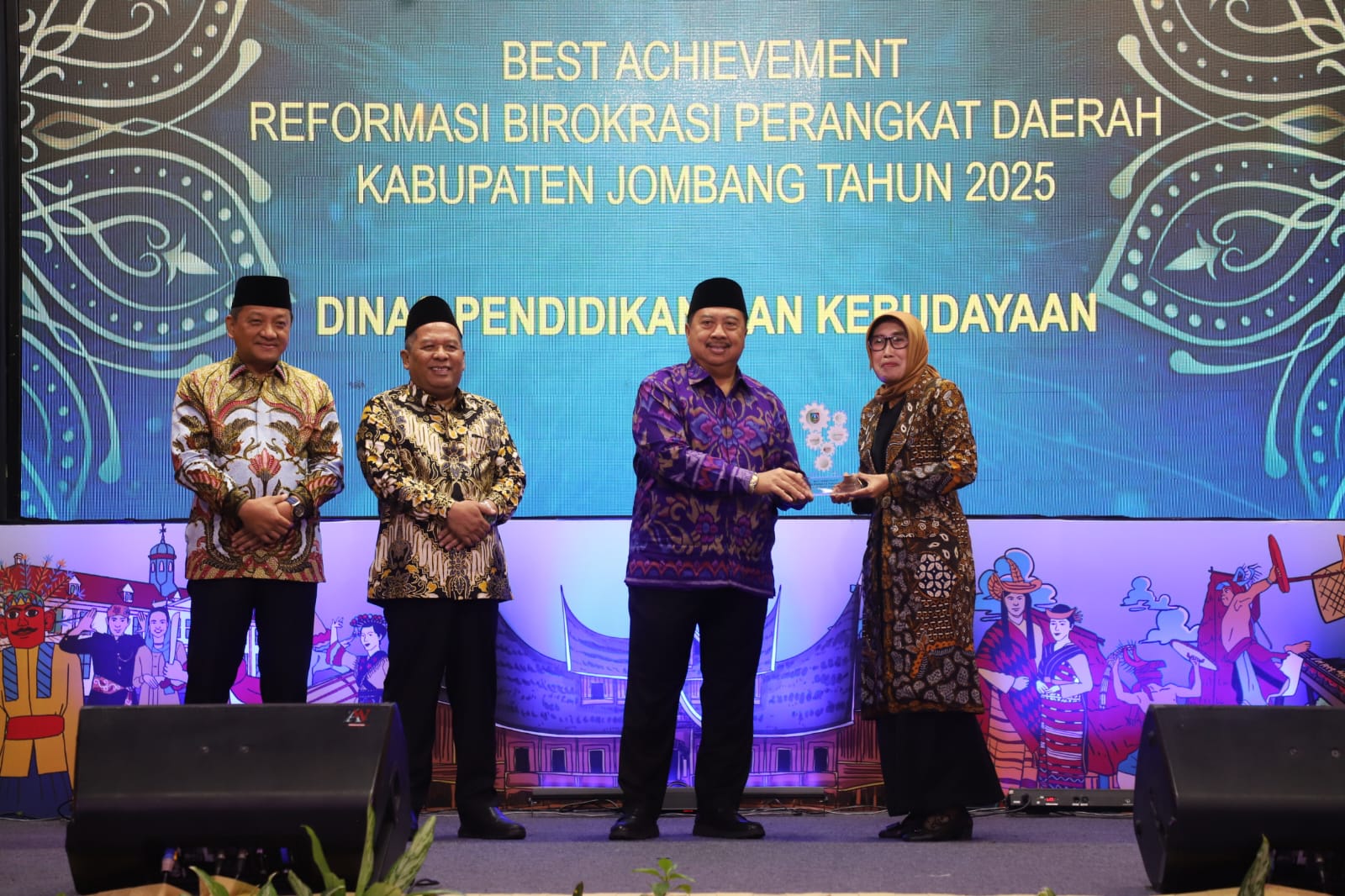 Wor Windari menerima penghargaan Best Achievement Reformasi Birokrasi 2025 dari Bupati Jombang, Warsubi, Jumat (28/11).