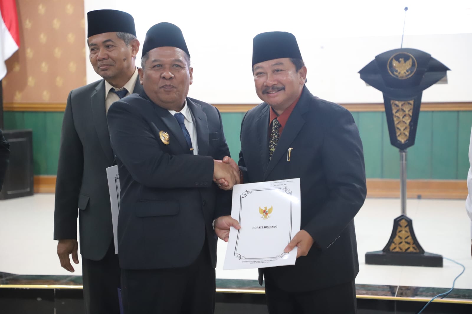 Wakil Bupati Jombang Salmanudin Yazid menyerahkan SK Purnatugas kepada Kepala Disdagrin Jombang Suwignyo, kemarin (1/2)