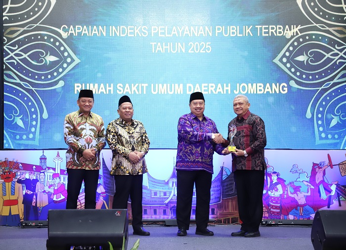 APRESIASI: Bupati Jombang, Warsubi, menyerahkan penghargaan Birokrasi Award Pemkab Jombang 2025 kepada Direktur RSUD Jombang, dr Pudji Umbaran M.KP, Sa